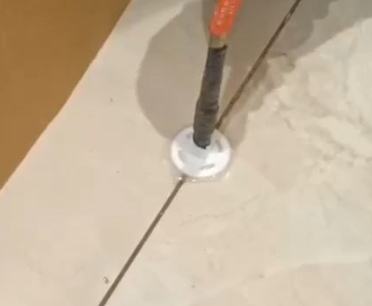 荔湾瓷砖空鼓维修公司专业解答瓷砖在铺贴过程中，如果没有涂抹均匀到位的粘结材料（如水泥砂浆或瓷砖胶），可能会导致以下问题