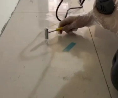 荔湾瓷砖开裂维修公司专业分享瓷砖在铺贴前如果没有沥干水分，将会导致以下问题